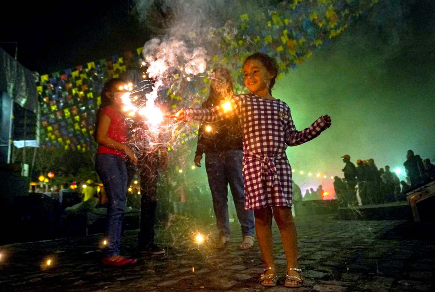 Acidentes com fogos podem deixar sequelas graves, alerta especialista; cuidados devem ser redobrados 