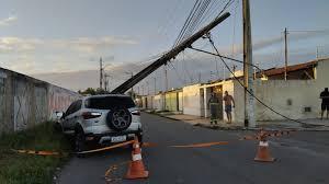 Após colisão, poste de energia cai em cima de carro na Rua Marinete Araújo Mendonça, no Bairro Aruana