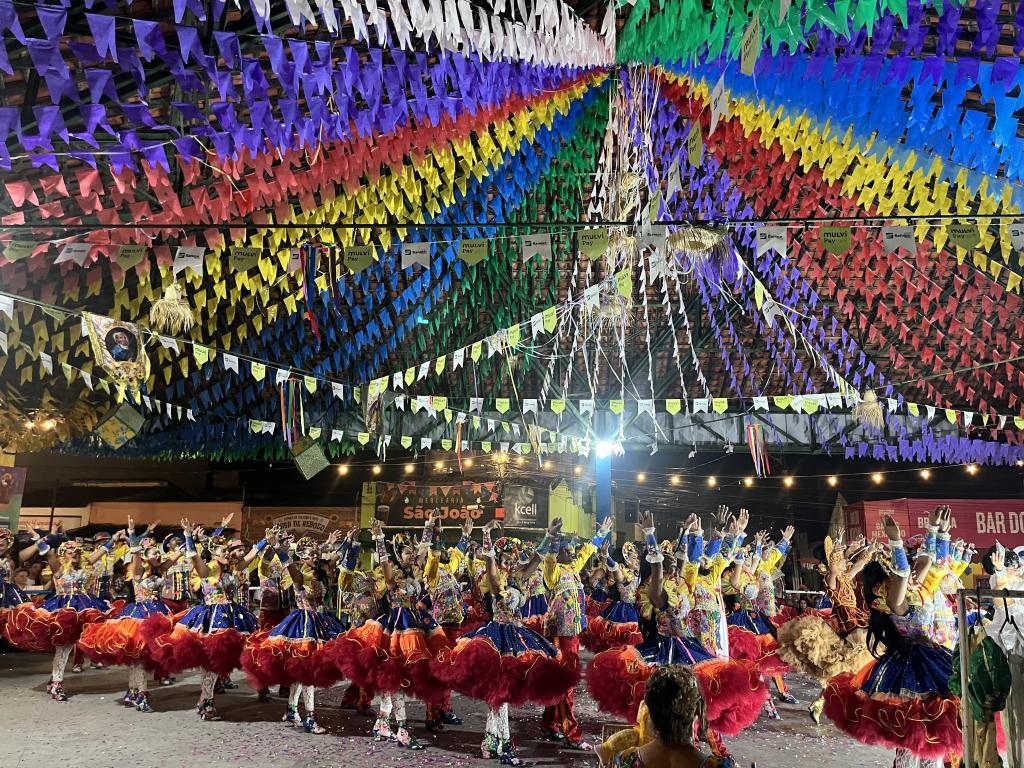Concurso de quadrilhas juninas emociona público na rua São João