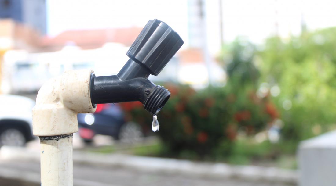 Deso adverte que gotejamento de torneira pode desperdiçar mais de 40 litros de água por dia