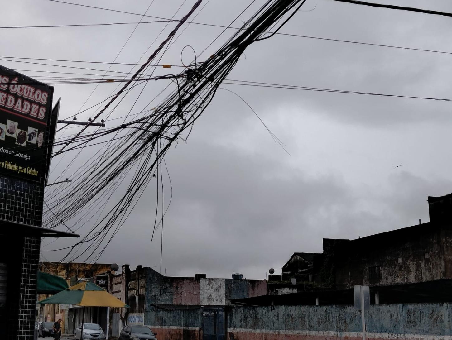 Empresários e comerciantes reivindicam a fiação subterrânea no centro comercial da cidade de Aracaju