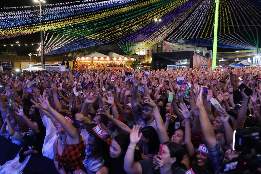 Forró Caju 2024: festa supera expectativas e emociona multidão na praça dos mercados, em Aracaju