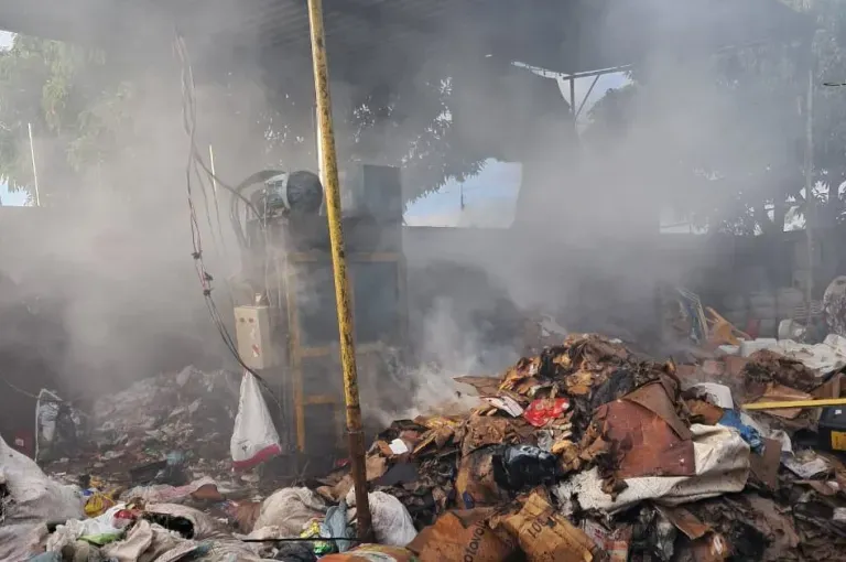 Galpão de reciclagem pega fogo é consumido pelas chamas em Itabaiana