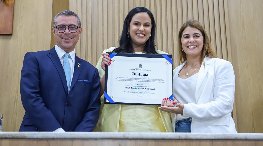 Governador participa de entrega de título de cidadã aracajuana à secretária Sarah Andreozzi