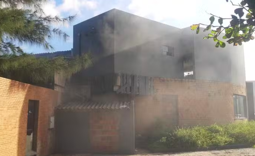 Incêndio atinge bar abandonado na Orla da Atalaia em Aracaju