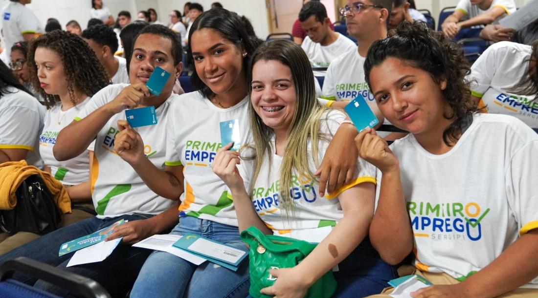 Mais 100 alunos do Programa Primeiro Emprego recebem cartões em parceria com o Banesecard