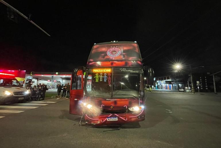 Motociclista de 20 anos morre após colidir frontalmente com o ônibus da cantora Priscila Senna em Aracaju