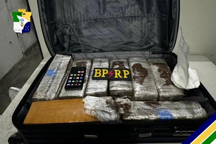 Mulher é presa com 17 tabletes de maconha e 400 gramas de cocaína dentro de ônibus de turismo