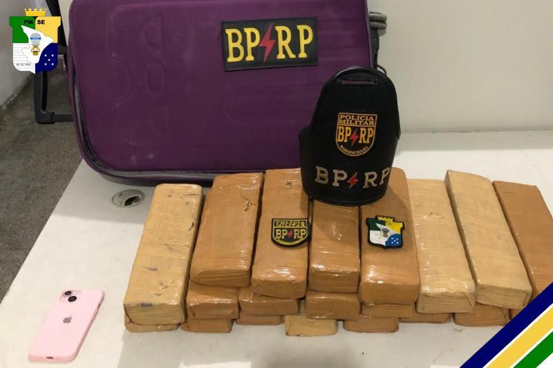 Mulher é presa em flagrante com 19,5 kg de maconha e dois tabletes de cocaína no bairro Coroa do Meio