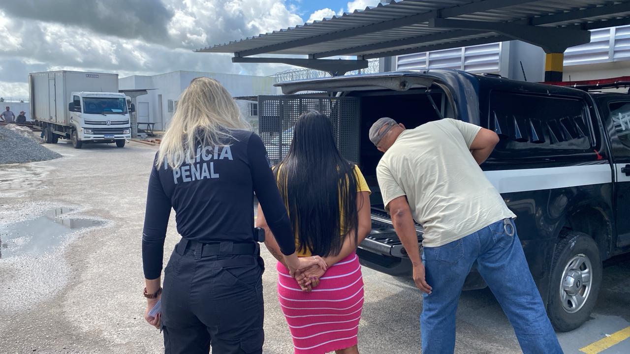 Mulher foragida da justiça é presa ao tentar visitar companheiro na Cadeia Pública de Areia Branca