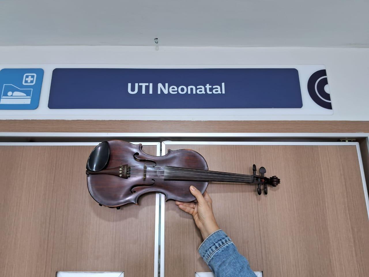 Musicoterapia leva alegria para pacientes do Hospital Gabriel Soares
