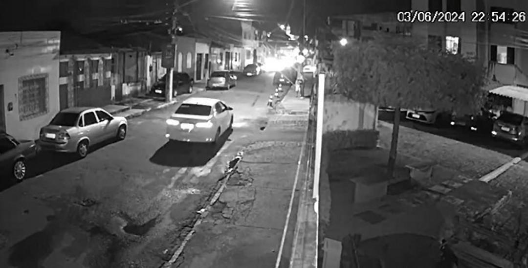 Polícia Civil divulga imagens de atropelamento que deixou mulher ferida na Rua São João