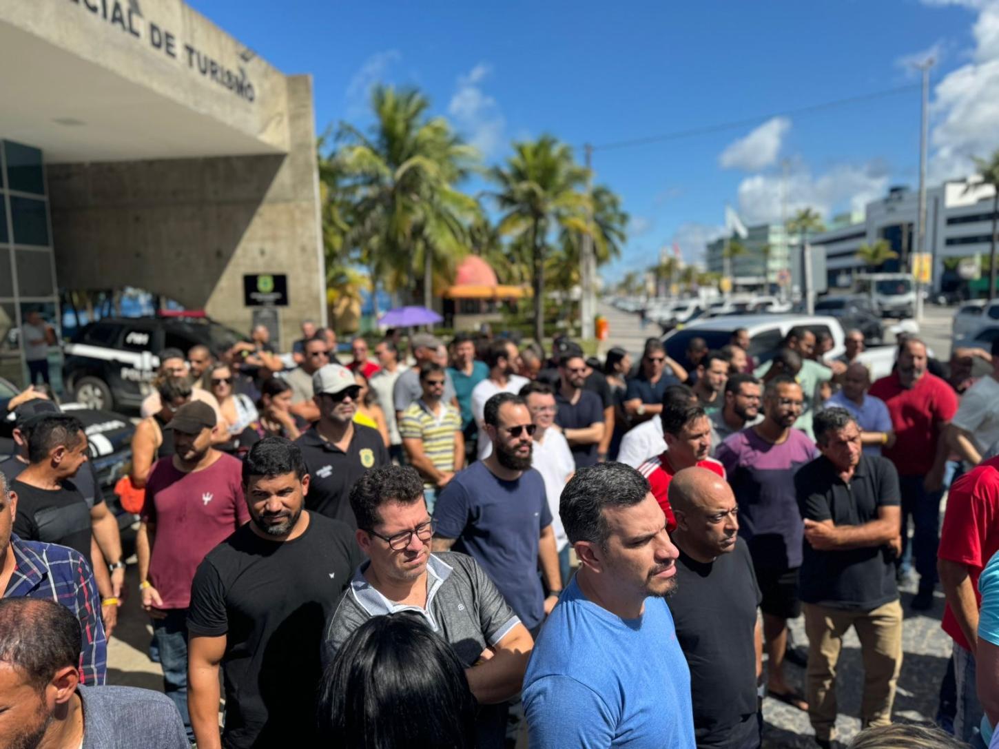 Policiais civis não se sentem contemplados por proposta apresentada pelo Governo e realizam ato na Orla