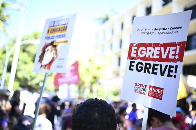 Professores de ensino básico e servidores de institutos federais aceitam proposta do governo e encerram greve