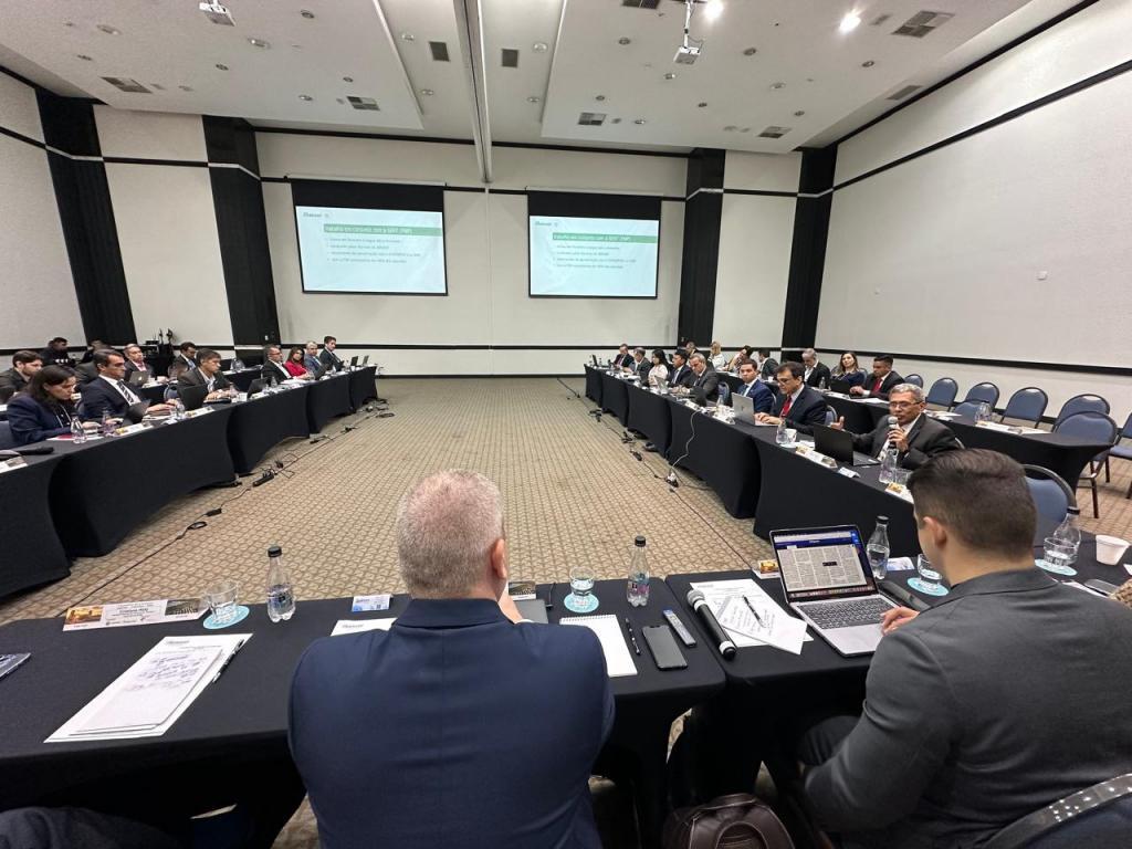 Secretário da Fazenda debate sobre a Reforma Tributária em assembleia