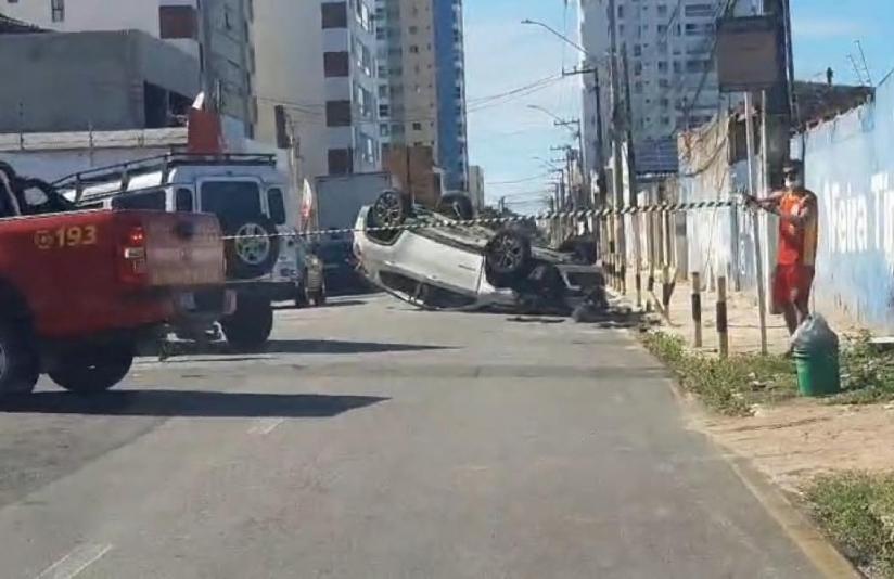 Veículo conduzido pelo deputado Georgeo Passos capota após se envolver em colisão na Zona Sul de Aracaju