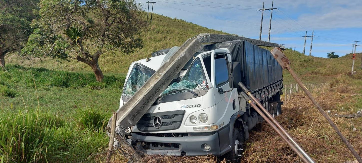 Caminhão sai da pista e colide com poste na Rodovia SE-245