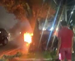 Carro bate em árvore, pega fogo e deixa três pessoas feridas na Avenida Ivo do Prado em Aracaju