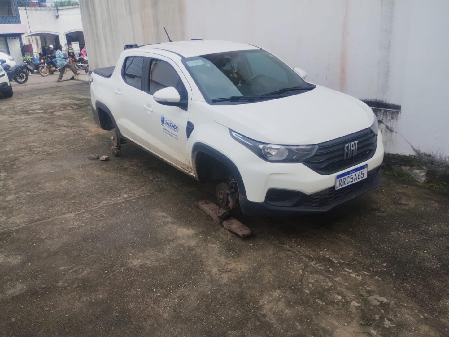 Carro da Secretaria de Assistência Social amanhece sem os quatros pneus no município de Salgado