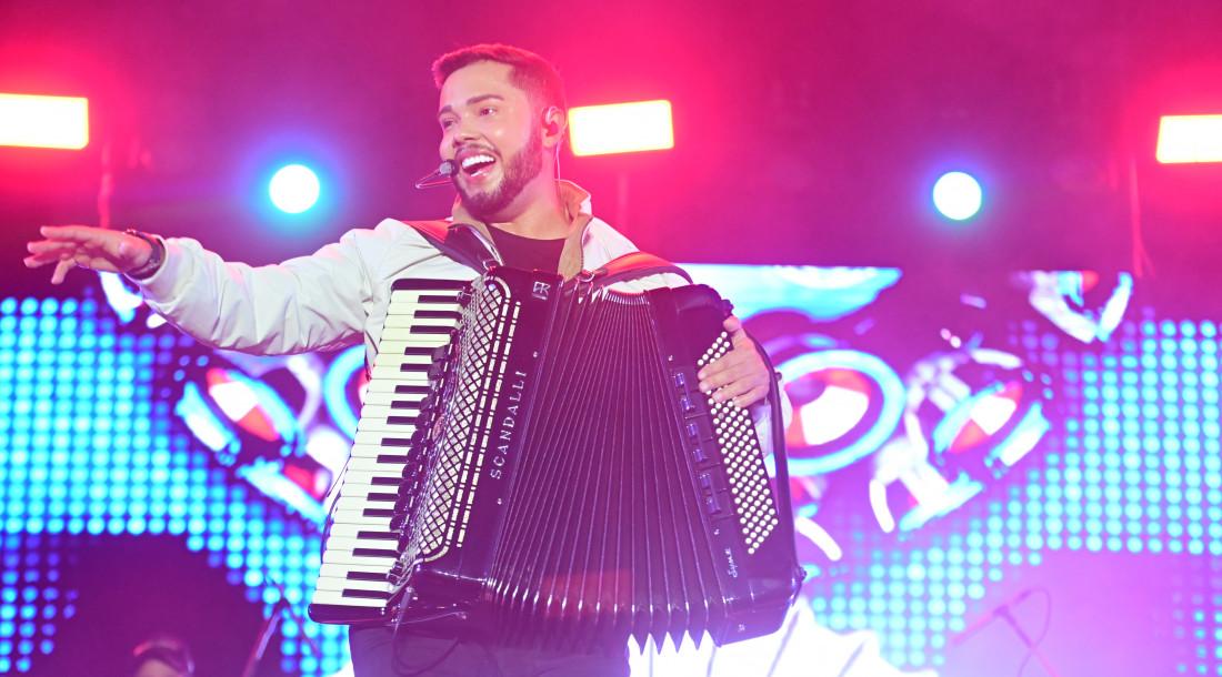 Danielzinho Júnior faz show de encerramento na Vila do Forró, em Aracaju