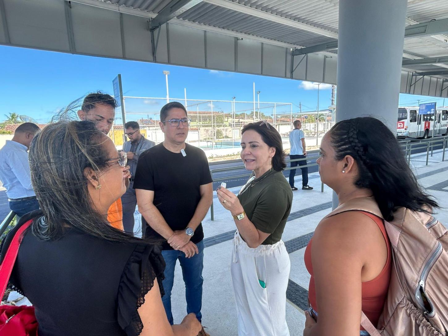 Emília e Ricardo visitam sistema público de transporte de Maceió