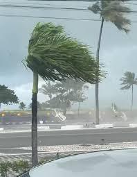 Ventania arranca telhado de lanchonete e provoca estragos na Orla da Atalaia em Aracaju