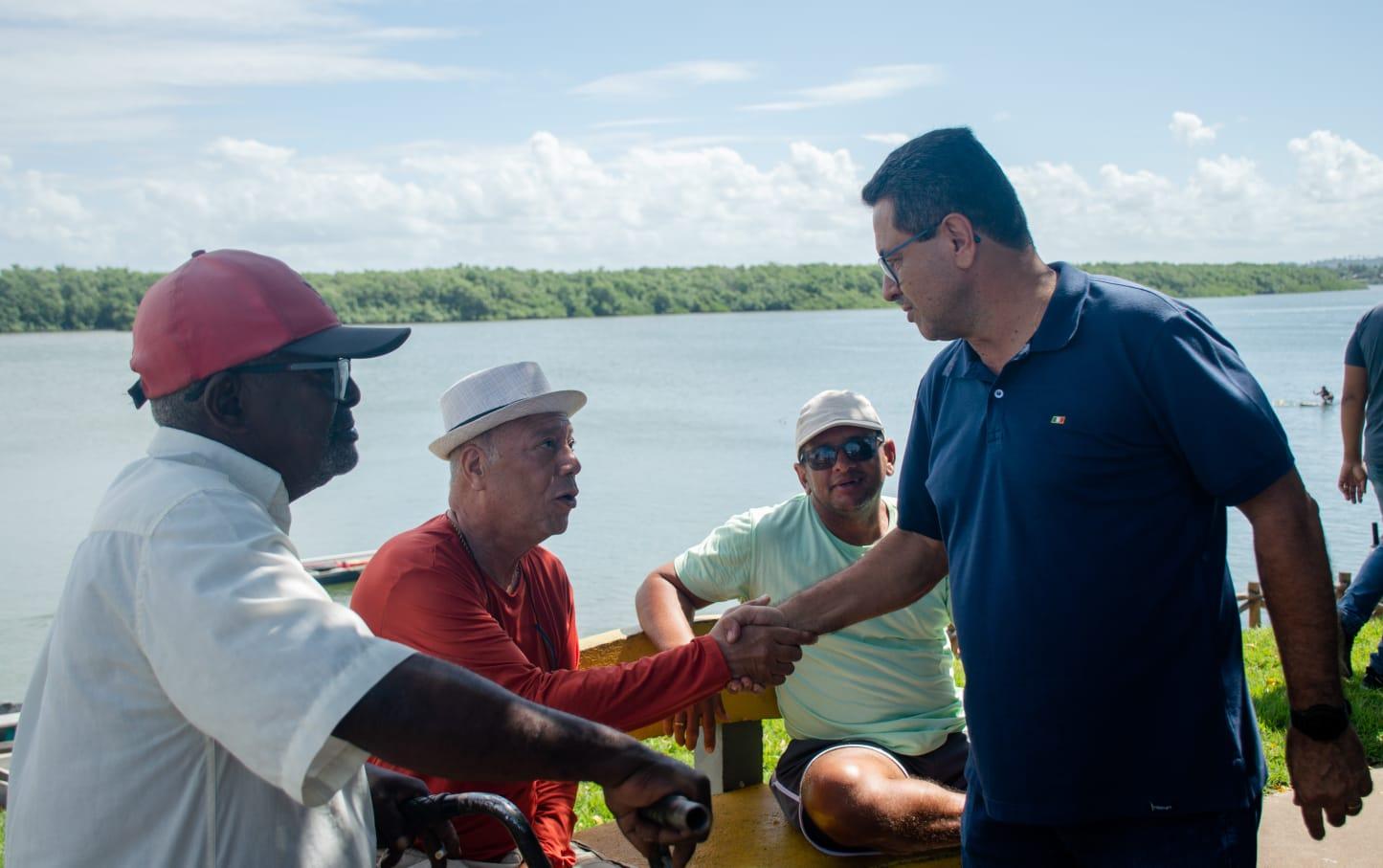 Luiz prestigia a tradicional corrida de barcos de São Pedro no Mosqueiro