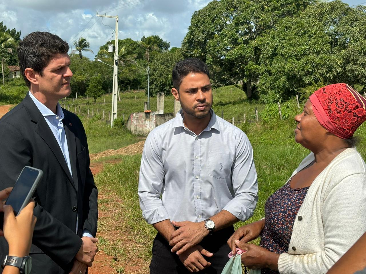 Membros da OAB/SE conversam com moradores de Itaporanga sobre danos causados por aterro sanitário