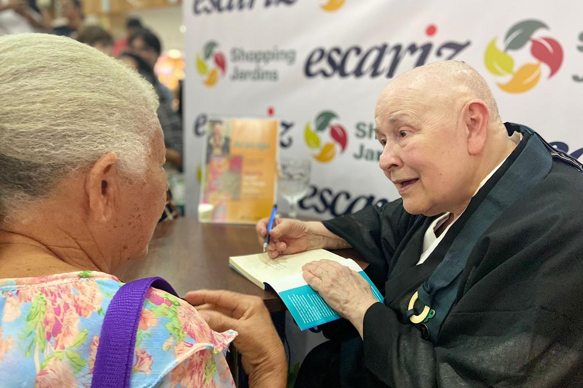 Monja Coen lota livraria em lançamento de livro em Aracaju
