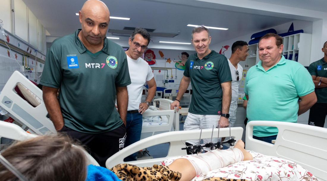 Pacientes do Hospital da Criança recebem visita de lendas do futebol em Aracaju