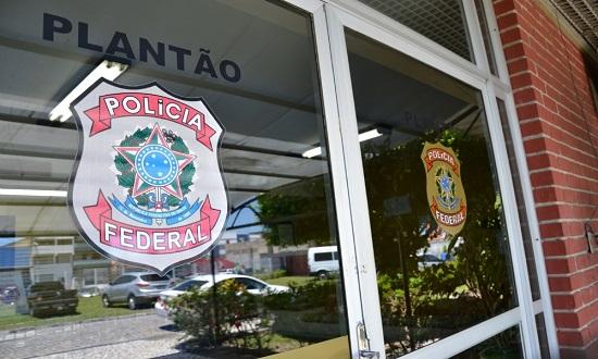 Polícia Federal prende dois homens em flagrante por uso de documento falso em Dores