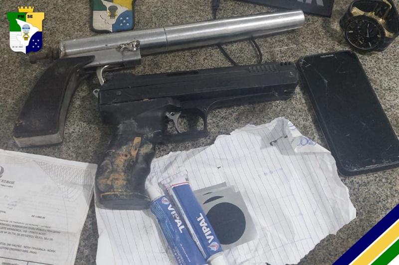Polícia Militar apreende arma, moto, celulares e prende dois homens por roubo em Moita Bonita