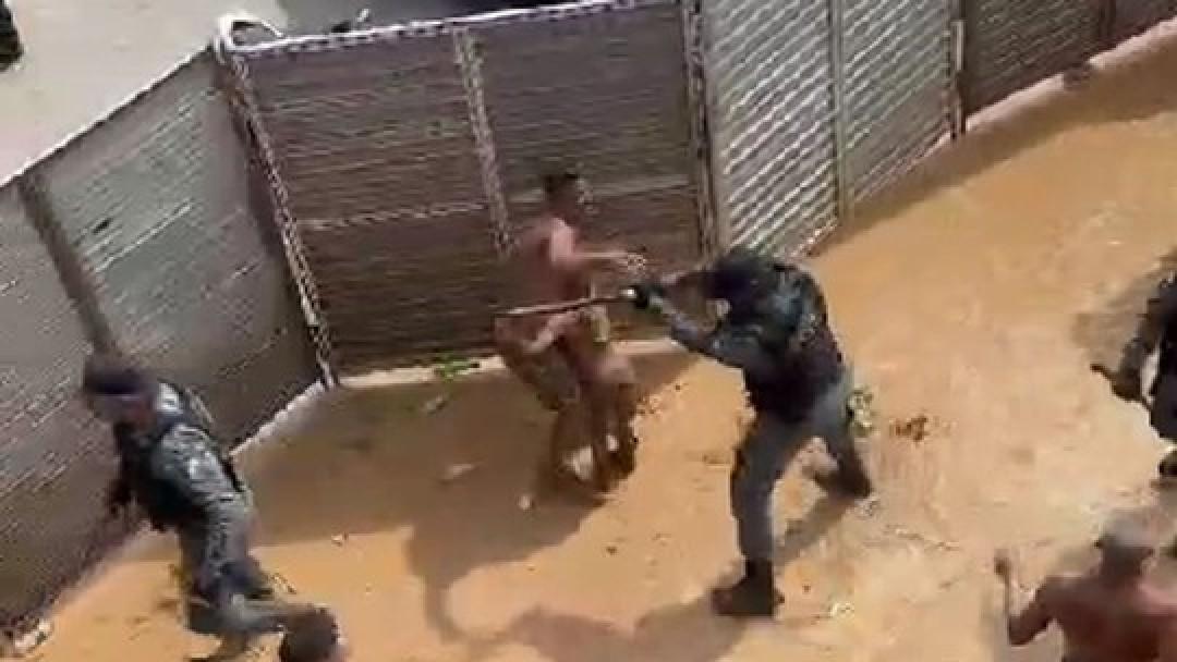 Policiais militares são flagrados agredindo foliões que dançavam durante festa em Capela