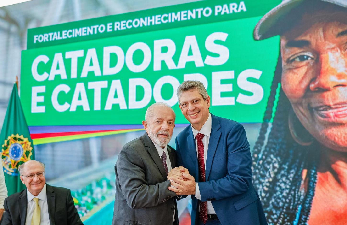 Presidente Lula, ao lado de Marcio Macedo, anuncia mais de R$ 400 milhões em programas