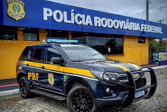 PRF resgata crianças em situação de vulnerabilidade escondidas em cima do estepe de um caminhão