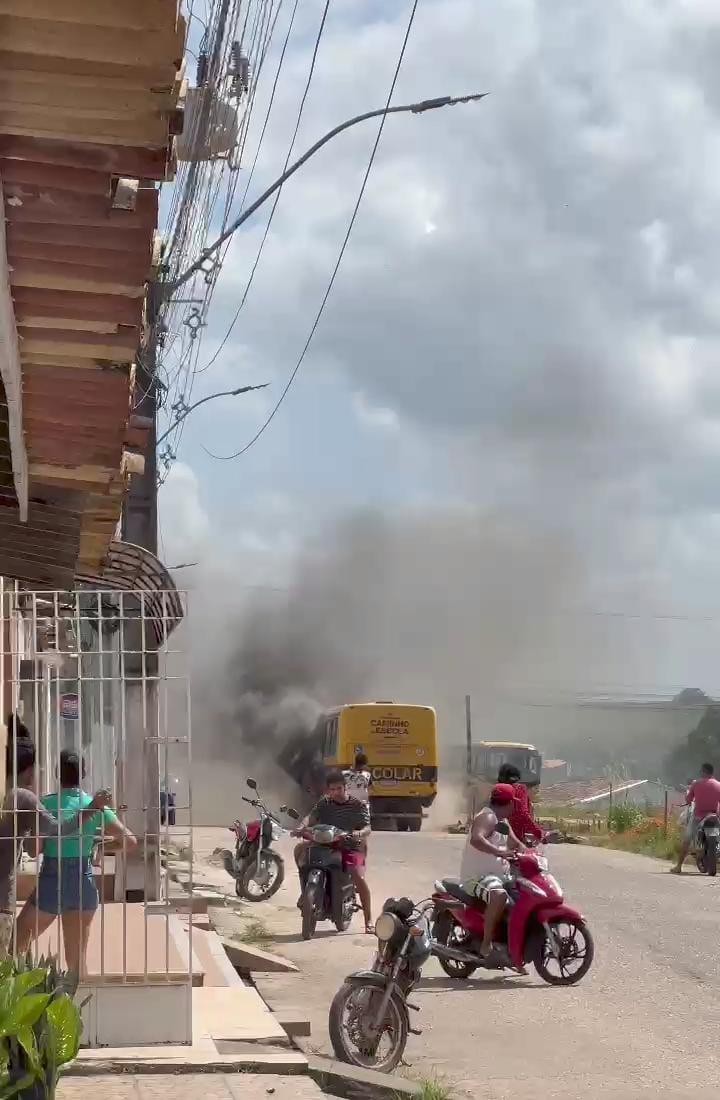 Principio de incêndio atinge ônibus escolar com estudantes em Salgado