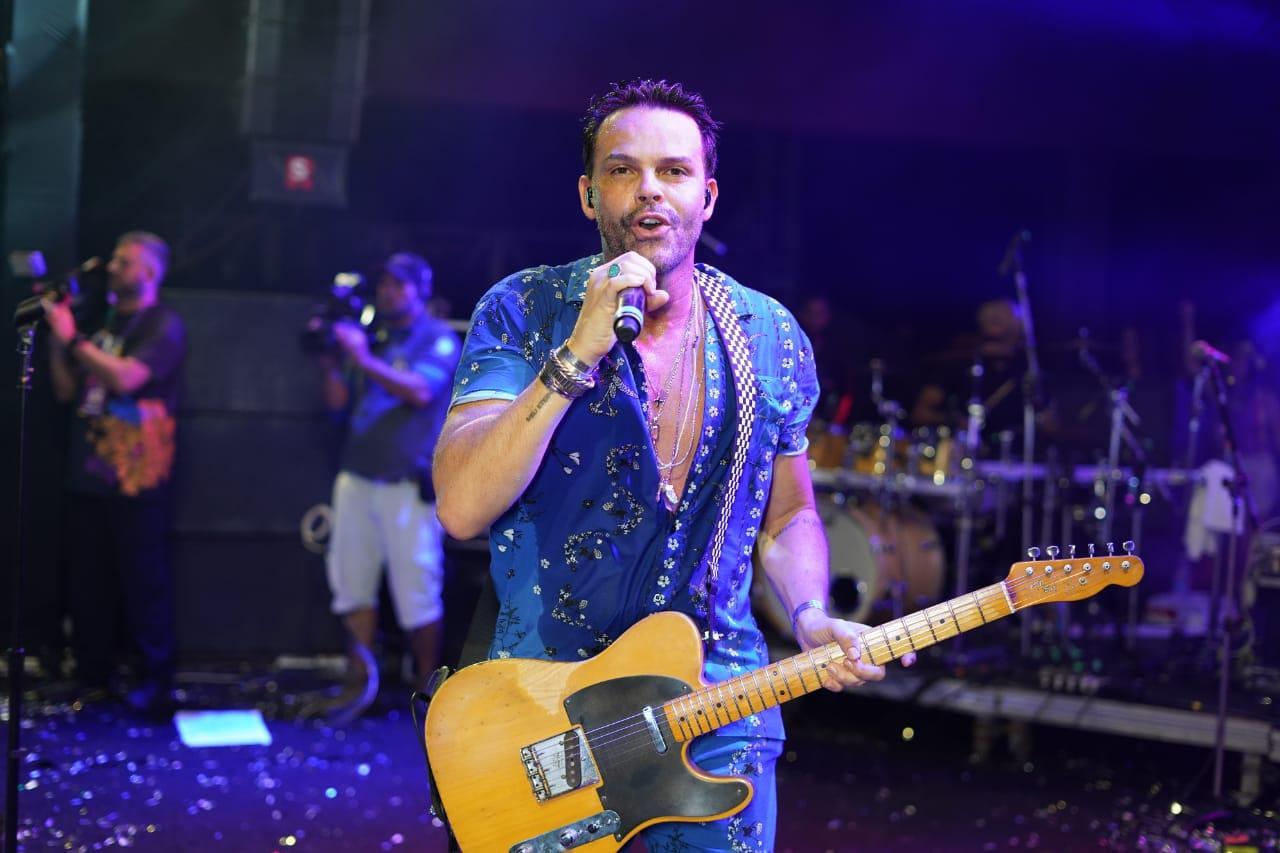 Projeto Axézin: Alexandre Peixe agita final de tarde em Aracaju