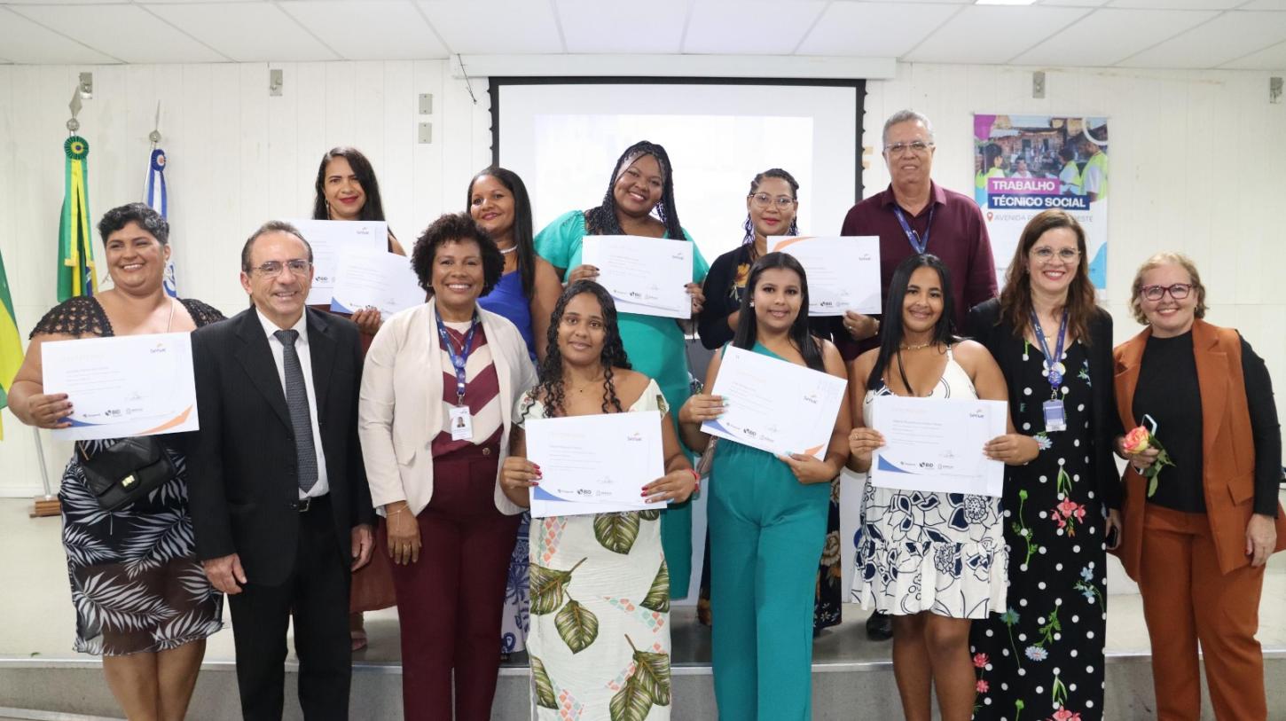 Senac entrega 124 certificados de qualificação para moradores em Aracaju