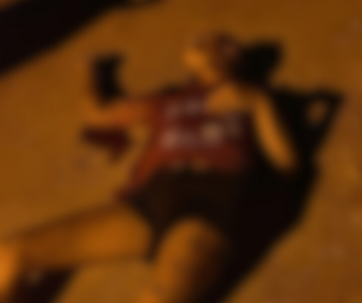 Travesti é morta a tiros em invasão