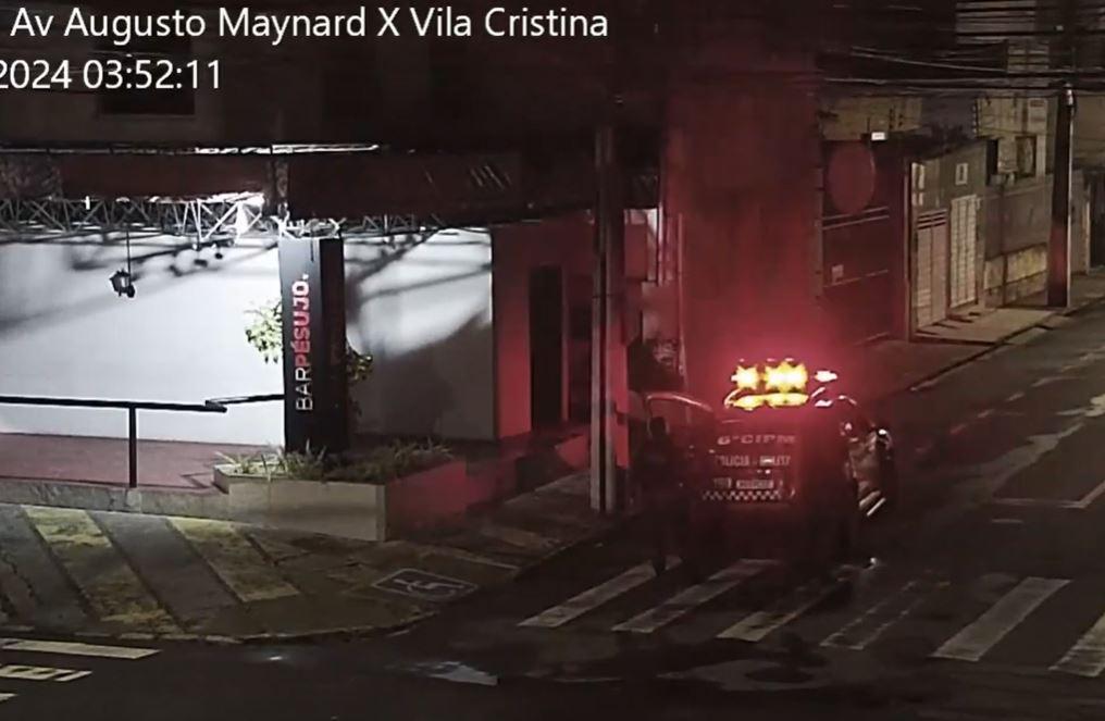 Videomonitoramento do Ciosp flagra homem furtando fiação de poste na região central de Aracaju