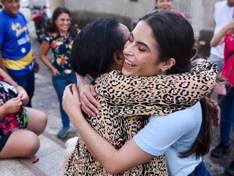 Yandra Moura visita São Conrado e conversa com moradores