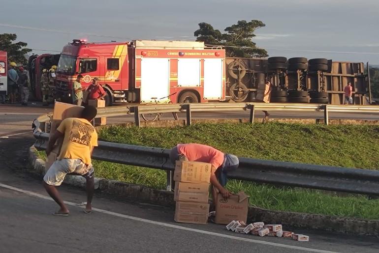 Carreta carregada com biscoito tomba na BR-101 em Estância e carga é saqueada por populares