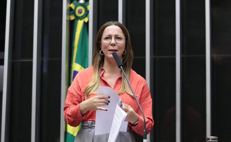 Comissão aprova relatoria da Delegada Katarina para que cidades com mais de 180 mil habitantes ofertem mamógrafos