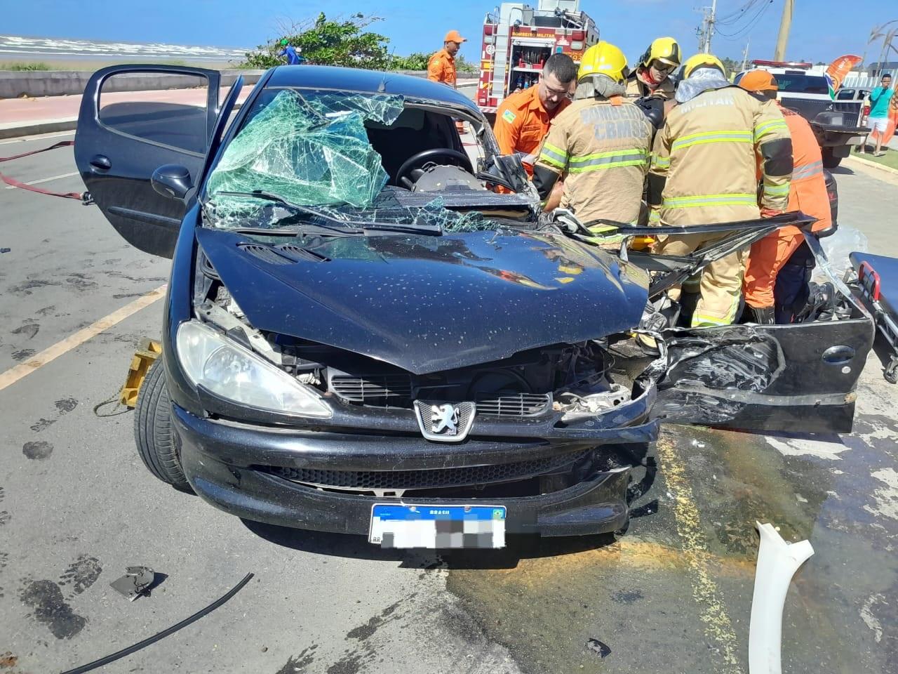 Condutor fica ferido após colisão entre carro e caminhão na rodovia SE-100