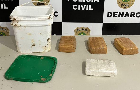 Denarc apreende 3kg de crack e 1 de cocaína em terreno baldio  em Aracaju