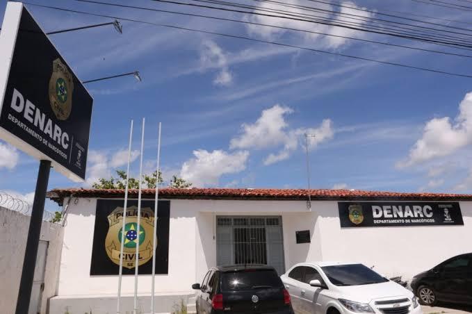Denarc prende em flagrante mulher de 23 anos e apreende uma adolescente de 16 por tráfico de drogas