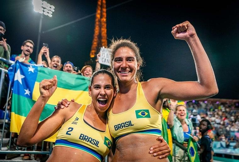  Duda e Ana Patrícia batem canadenses e conquistam o ouro no vôlei