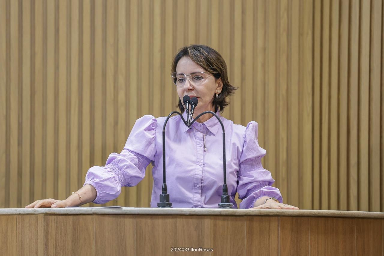 Emília aponta solução para falta de remédios nas UBSs de Aracaju
