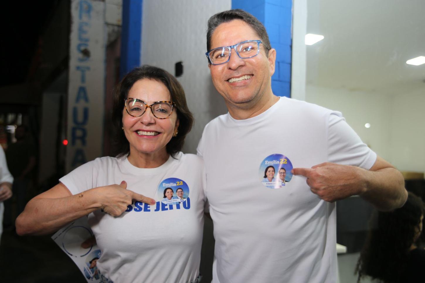 Emília Corrêa e Ricardo Marques iniciam campanha rumo à Prefeitura de Aracaju com adesivaço
