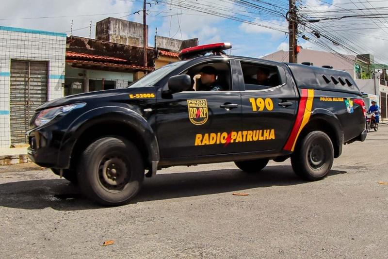 Homem é preso acusado de agredir a namorada no Orlando Dantas